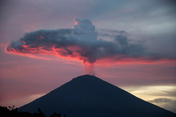 阿贡火山爆发最新动态，探险之旅背后的自然力量挑战